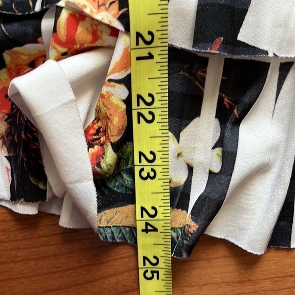 Twentyone by Forever 21 women’s tiered floral print top Size Large - Picture 6 of 6